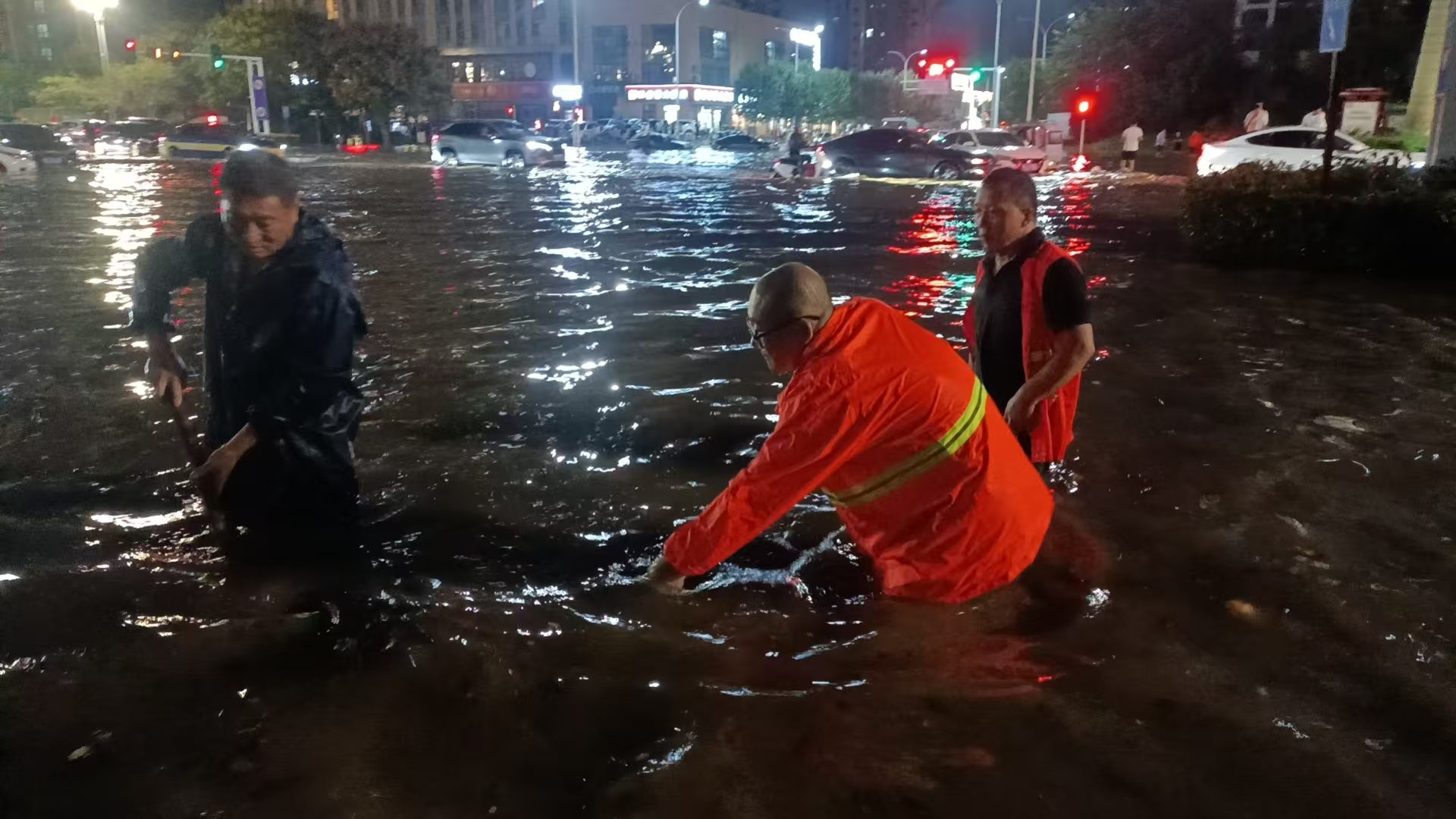 1758494177962.jpg 神州環(huán)境項(xiàng)目部車隊(duì)長王建學(xué)(左)、巡查員劉禎(中)現(xiàn)場清理下水道口雜物.jpg