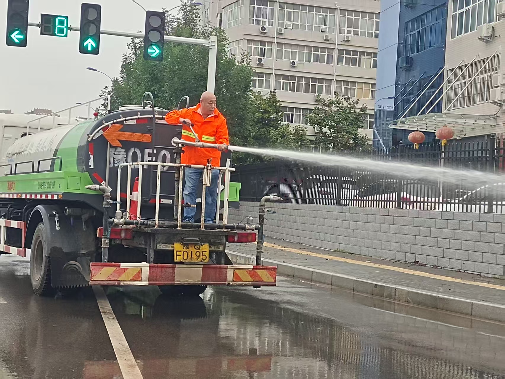 1758494205514.jpg 神州環(huán)境項(xiàng)目部主管王建設(shè)帶隊(duì)開展雨后清理、沖洗道路淤泥.jpg